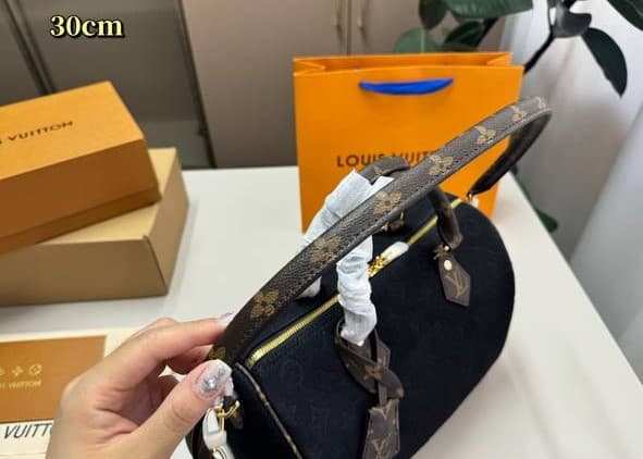 Жіноча сумка Louis Vuitton 30 см. — Фото 8 з 9