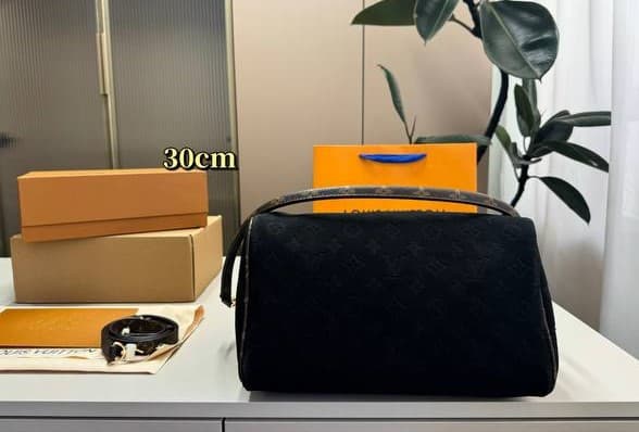 Жіноча сумка Louis Vuitton 30 см. — Фото 4 з 9