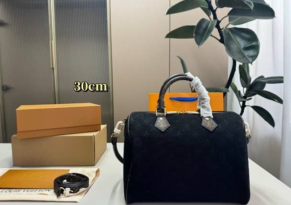 Жіноча сумка Louis Vuitton 30 см. — Фото 5 з 9